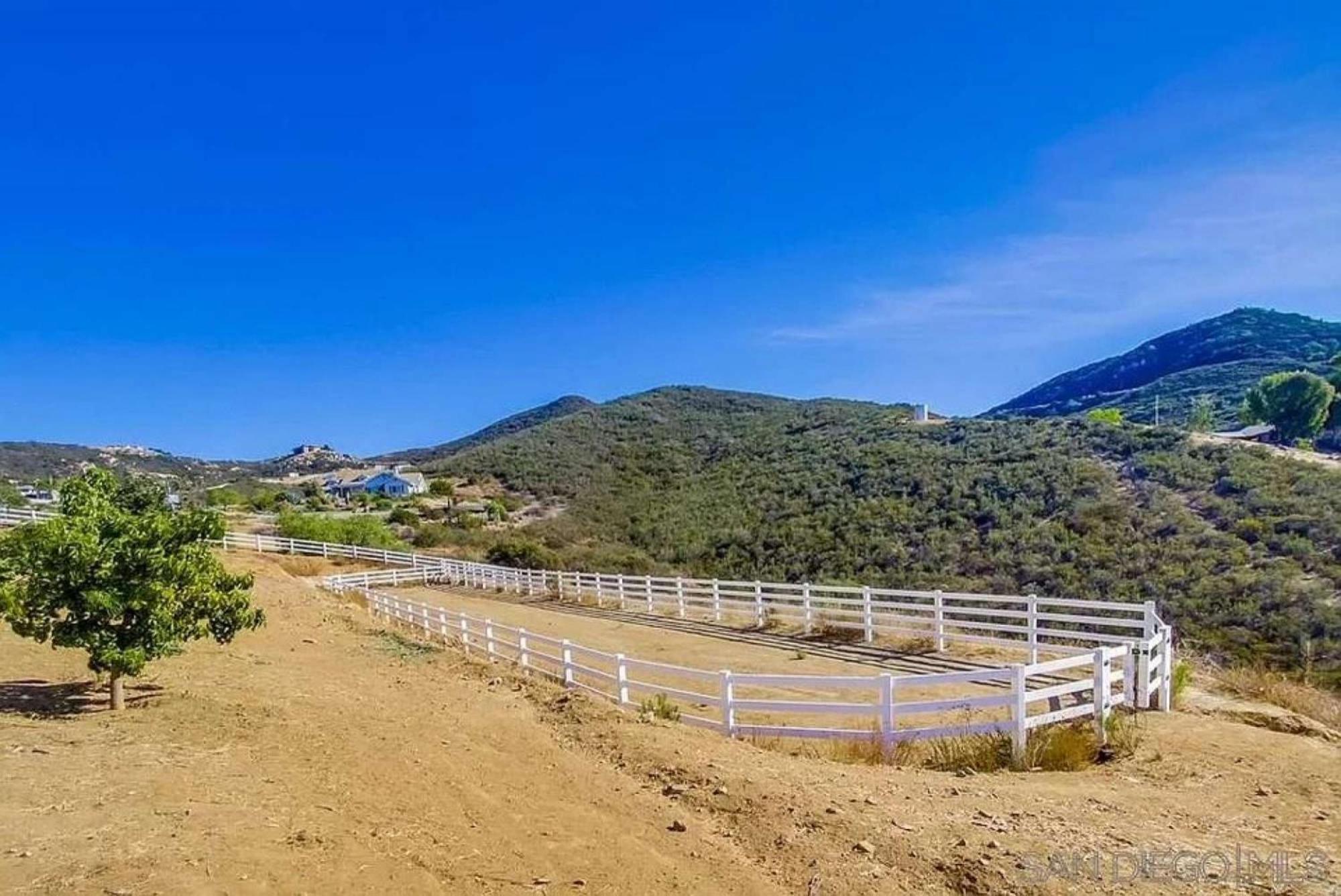 Private Home On 10 Acres - Heated Salt Pool & Jacuzzi, Mountain & City Views, Horseshoes, Basketball, Bbq, Golf Putting, Foosball, Croquet, Bose Stereo, White Cotton Bedding - Hilltop Hacienda, Pool Heat Optional Jamul Buitenkant foto